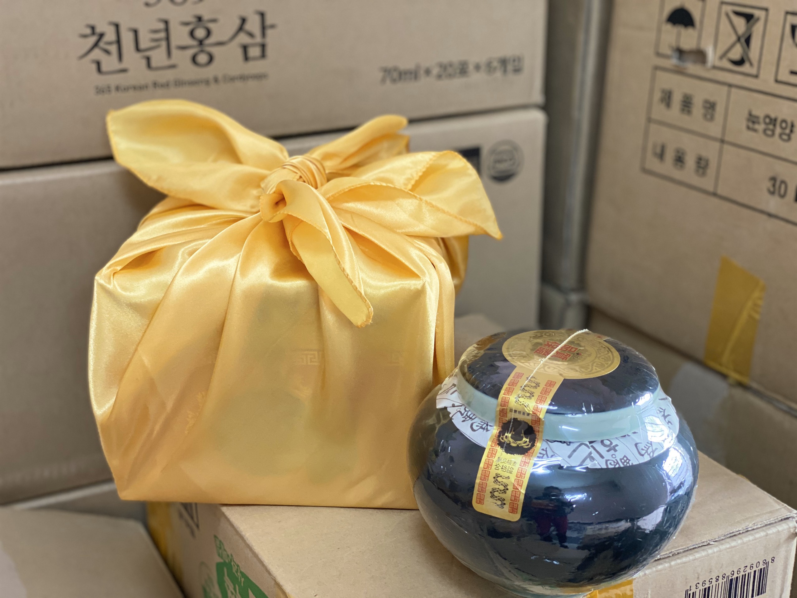 [CHÍNH HÃNG] Cao hồng sâm Kanghwa Hàn Quốc hũ sứ 1000gr - TRỢ GIÁ TỐT kèm tem bảo hành + khăn lụa sang trọng