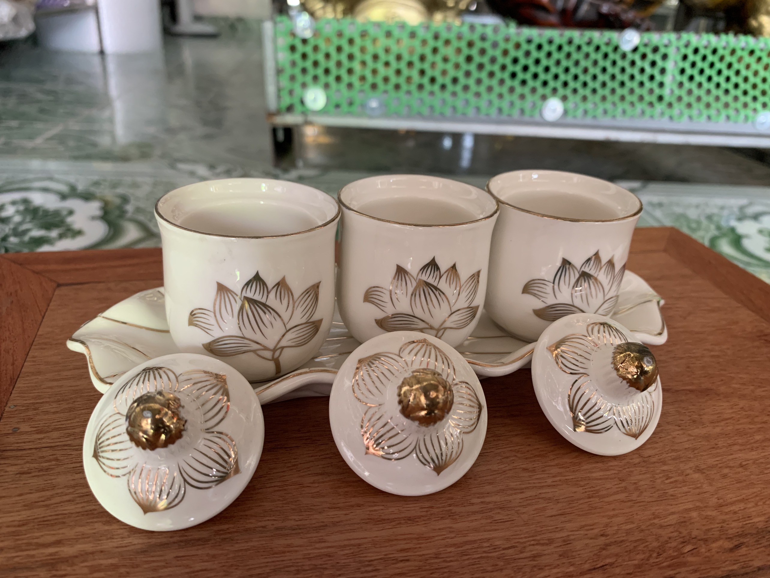 Chung thờ cúng tráng men hoa sen, chung đựng rượu nước, bi thờ cúng hoa sen, có bán lẻ