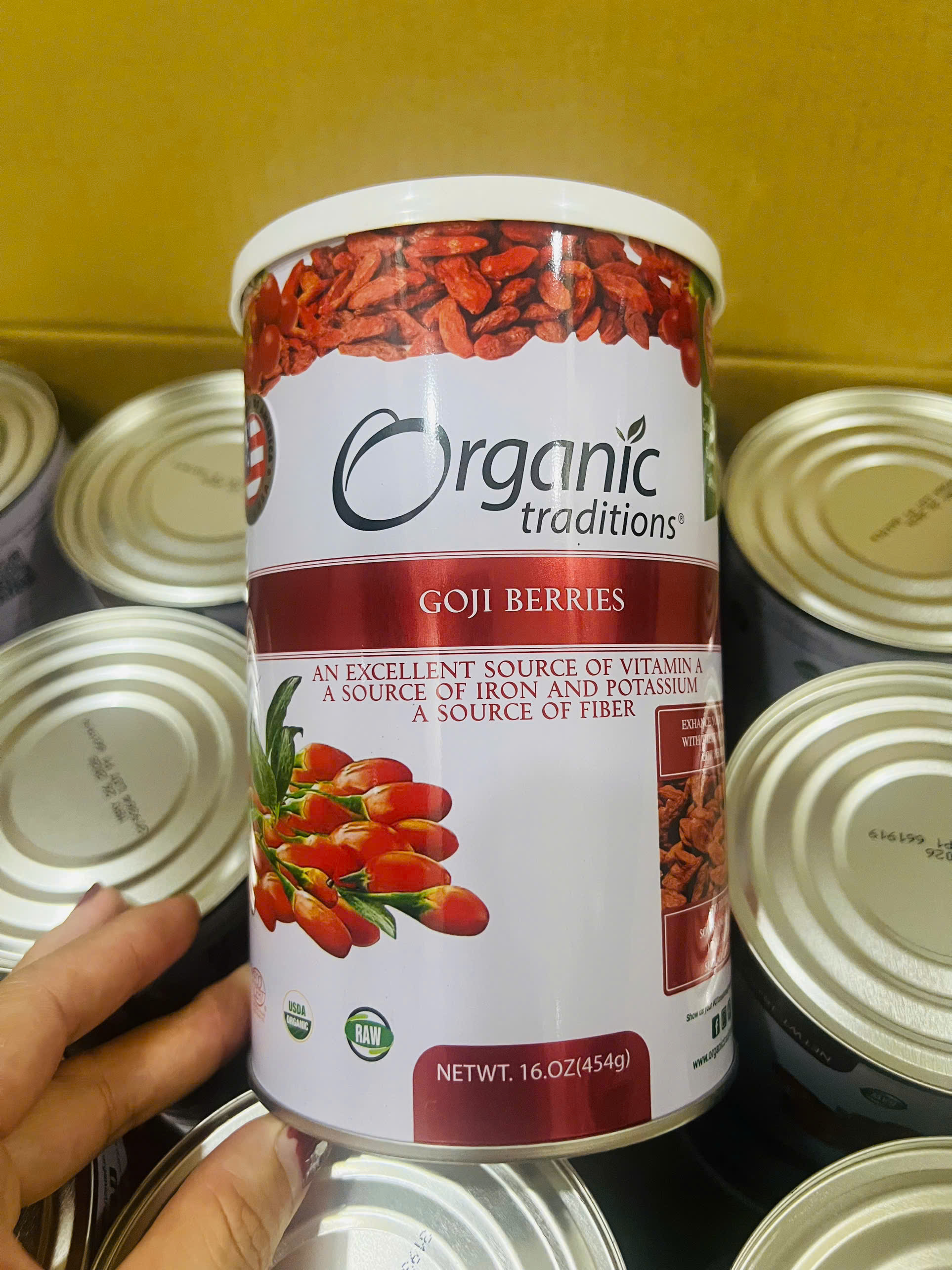 Hạt Kỷ Tử Sấy Khô Kỉ Tử Đỏ Hữu Cơ Sấy Khô Organic Traditions Goji Berries Hộp Thiếc 454g - Hàng Nhập Khẩu Mỹ