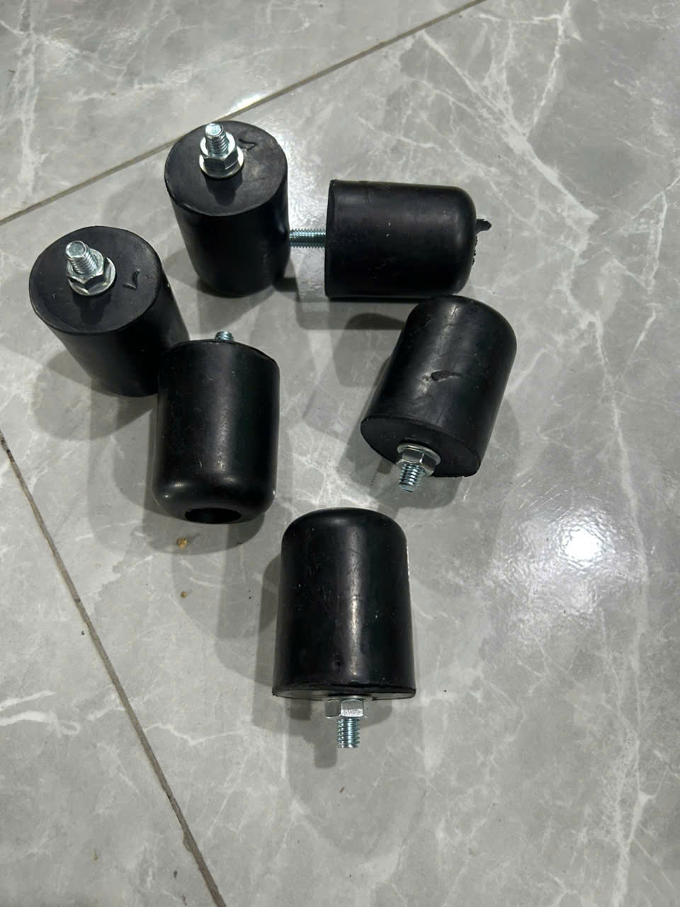 Cao su giảm chấn cửa thùng xe tải chân ốc 8mm, cao su thành thùng xe tải dài , có sỉ và lẻ,
