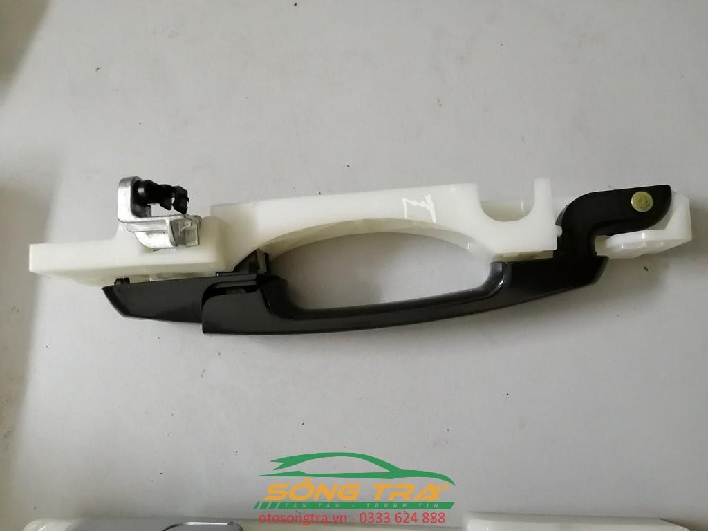 Tay mở cửa ngoài Hyundai Verna 2008. Vui lòng chọn vế.