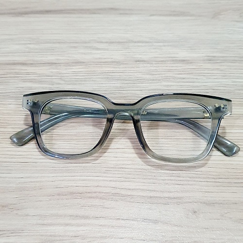 Mắt Kính Gọng Nhựa Màu Xám Khói Bas Kim Loại Bản To Dày 2 Chấm Ngang Đuôi Mắt Chiều Ngang Kính 144mm