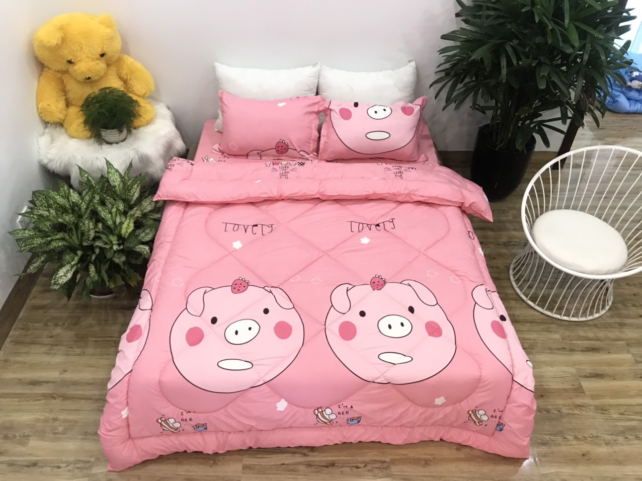 Bộ Chăn Phao 5 Món ( Gồm 1 Chăn Phao + 1 Ga Bo Chun + 2 Vỏ Gối Nằm + 1 Vỏ Gối Ôm) Mẫu Lợn Hồng Phao 32
