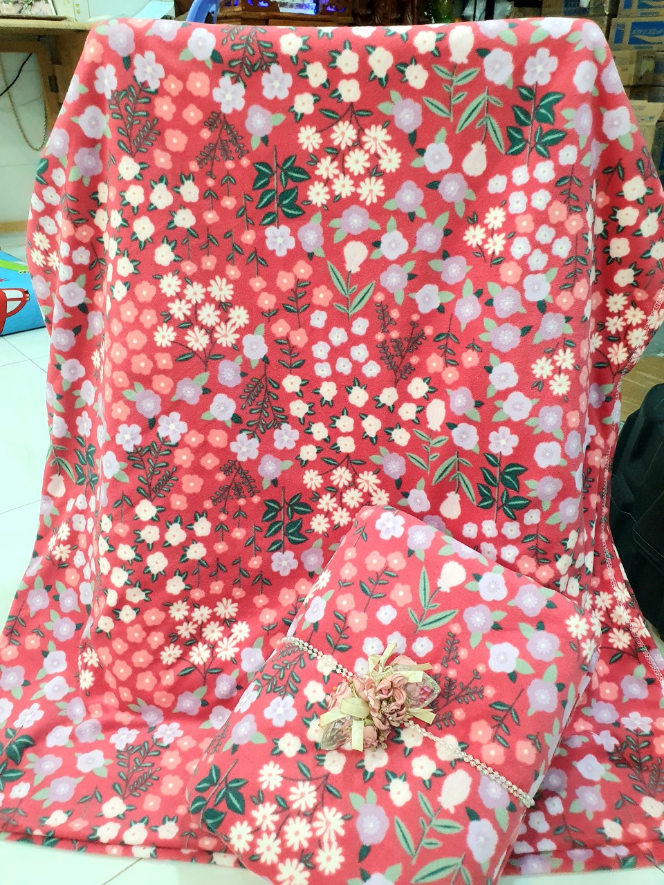 Sale 110k còn 99k, 1m9 x 1m6. Mền nỉ Hoa nhí hồng văn phòng