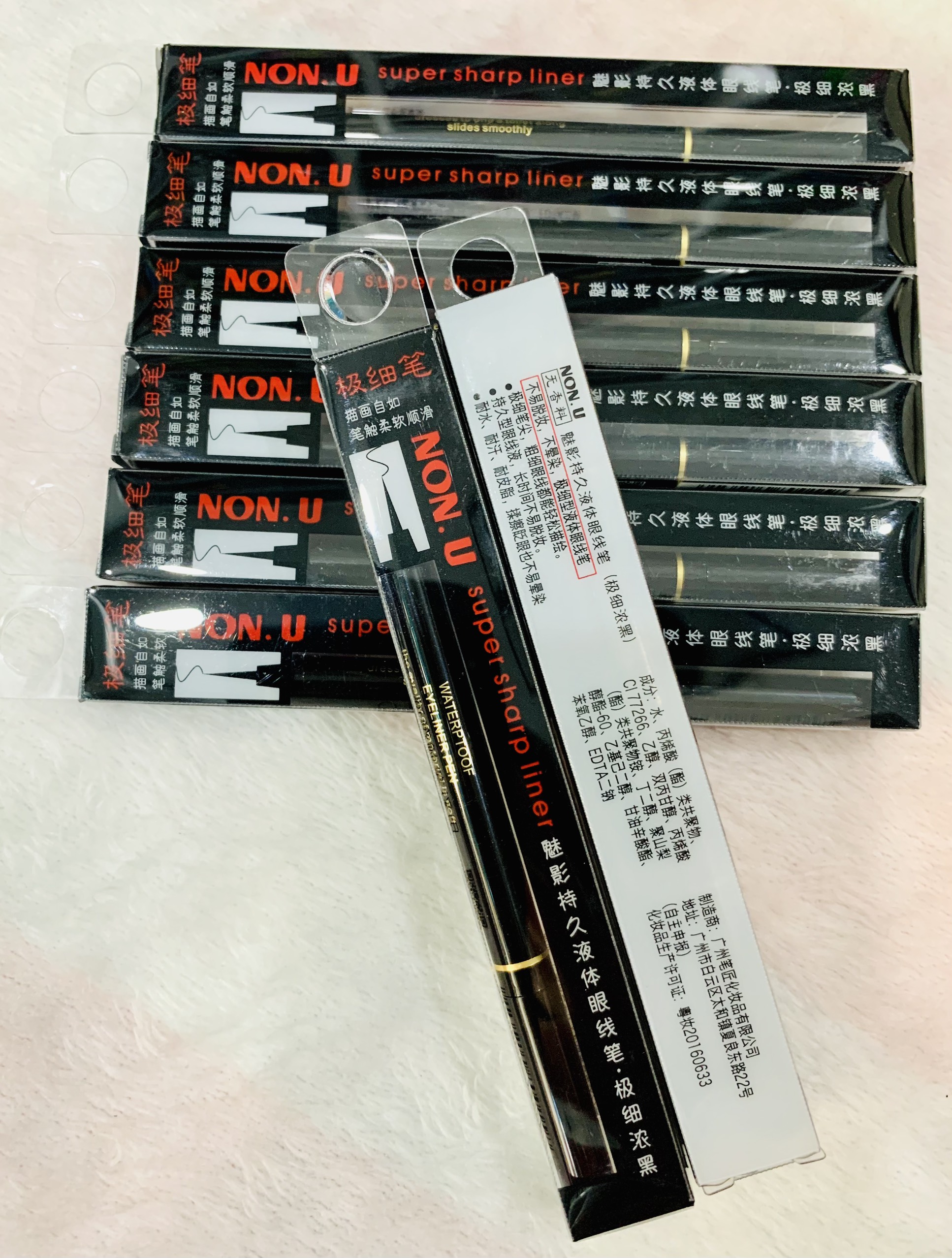 1 cây bút lông kẻ mắt non.u super sharp liner màu đen