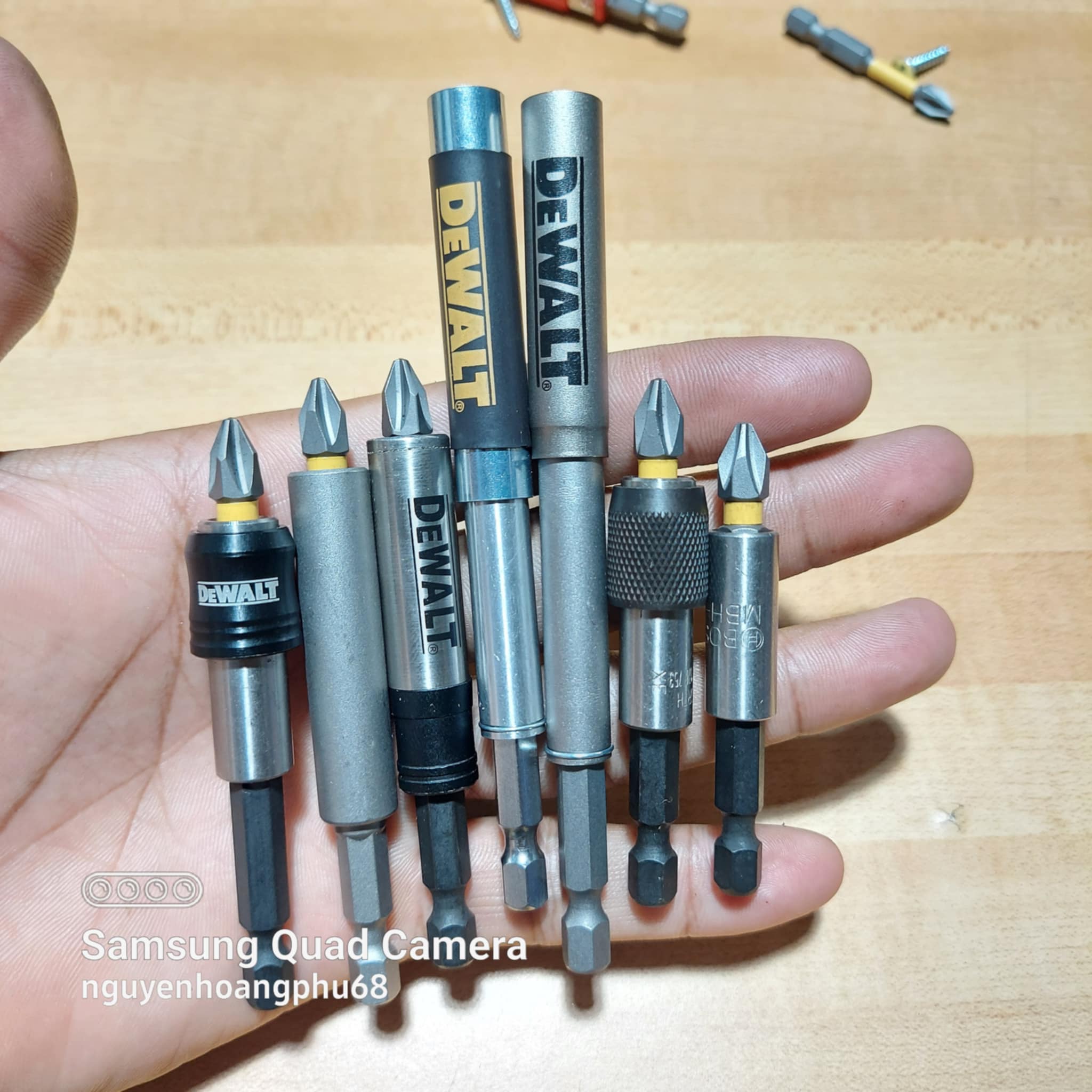 Đầu nối vít Dewalt Lux kèm mũi vít PH2 có khóa chống rớt vít nam châm hít mạnh