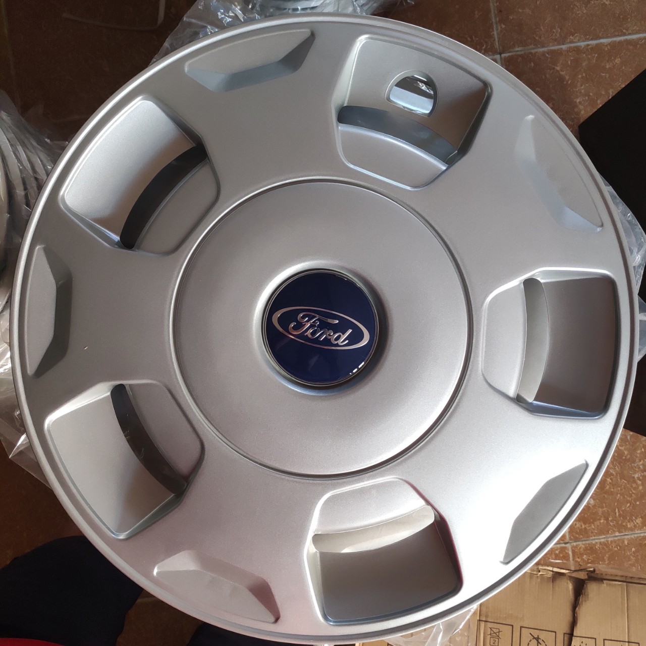 Ốp chụp mâm lazang R16 Ford Transit thể thao nhập khẩu cao cấp.