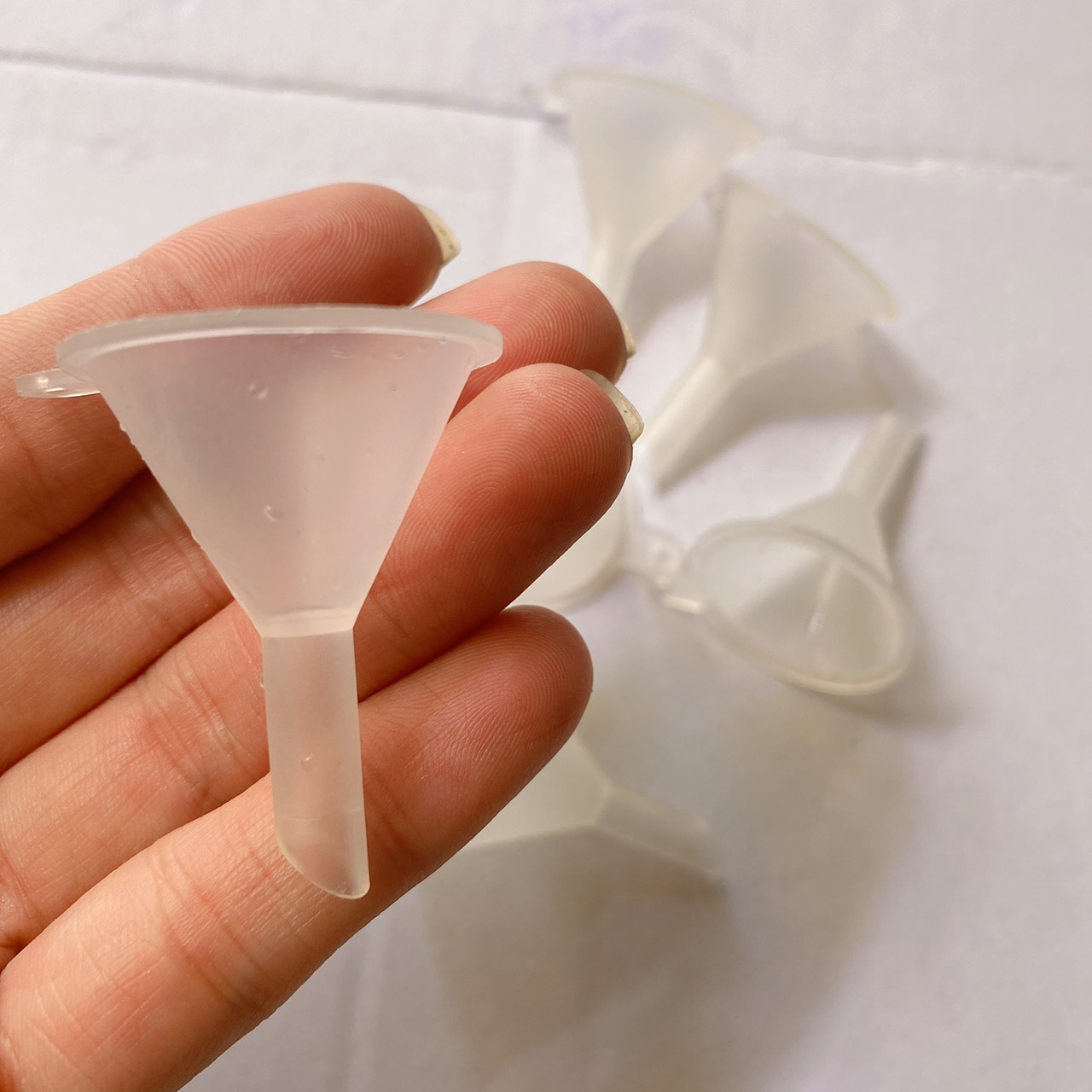 Phễu nhựa mini chiết tinh dầu mỹ phẩm nước hoa hồng tẩy trang.... sang chai có dung tích nhỏ