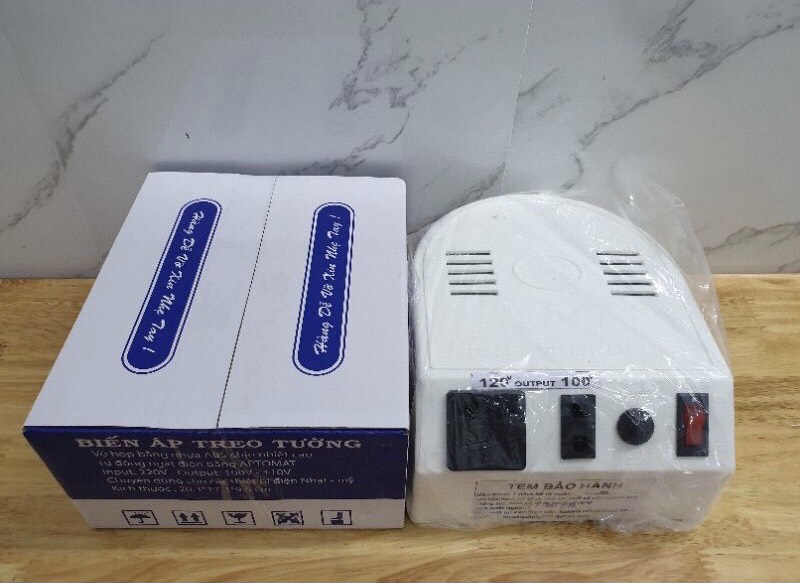 Biến áp treo tường 1kva của dnt nhựa trắng. input 220v- output 120v-100v