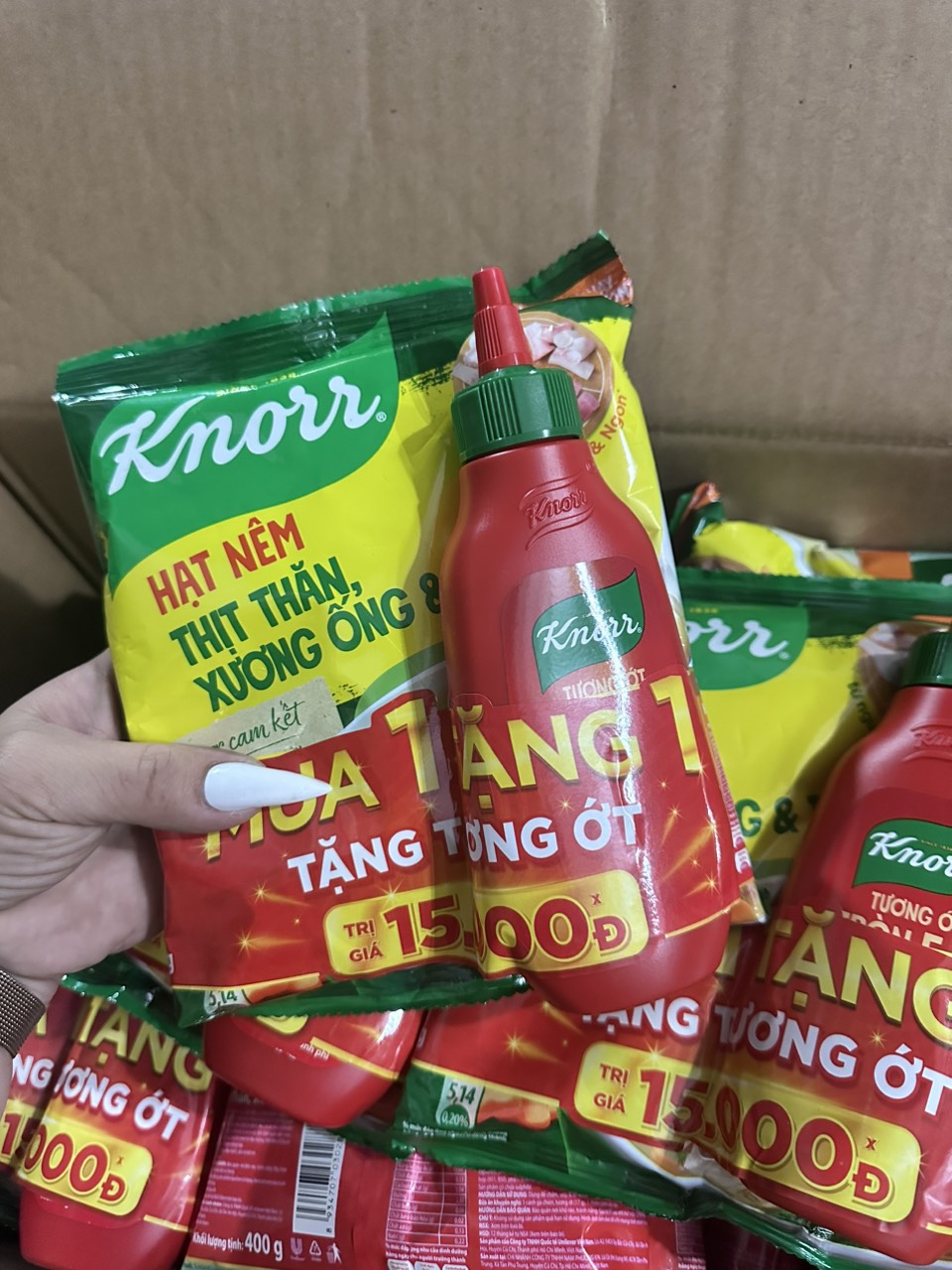 Hạt nêm thịt thăn, xương ống và tủy Knorr gói 400g kẹp tương ớt knorr 200g
