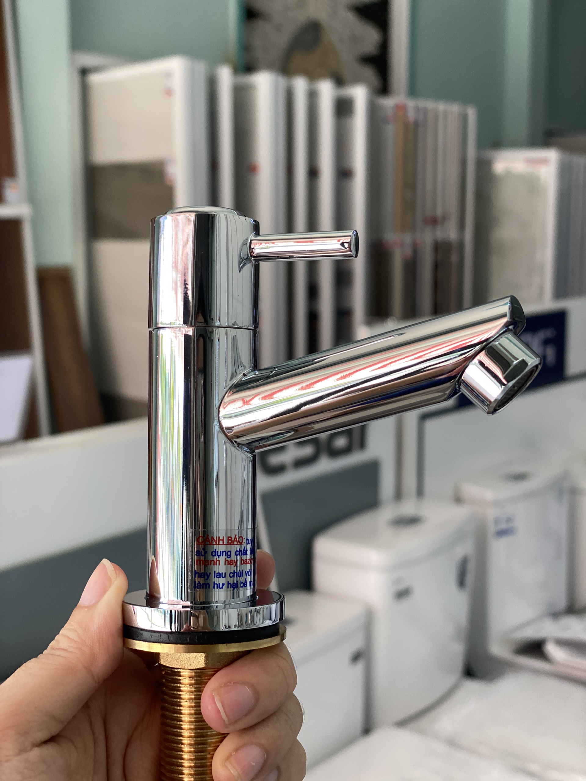 Vòi lavabo lạnh caesar b040c