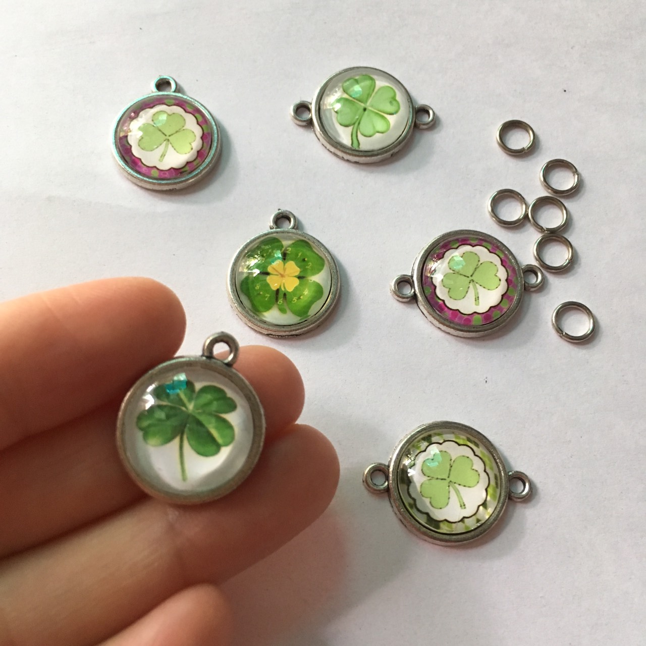 1 mặt dây cỏ 3 lá 4 lá làm mặt dây chuyền hoặc vòng tay handmade