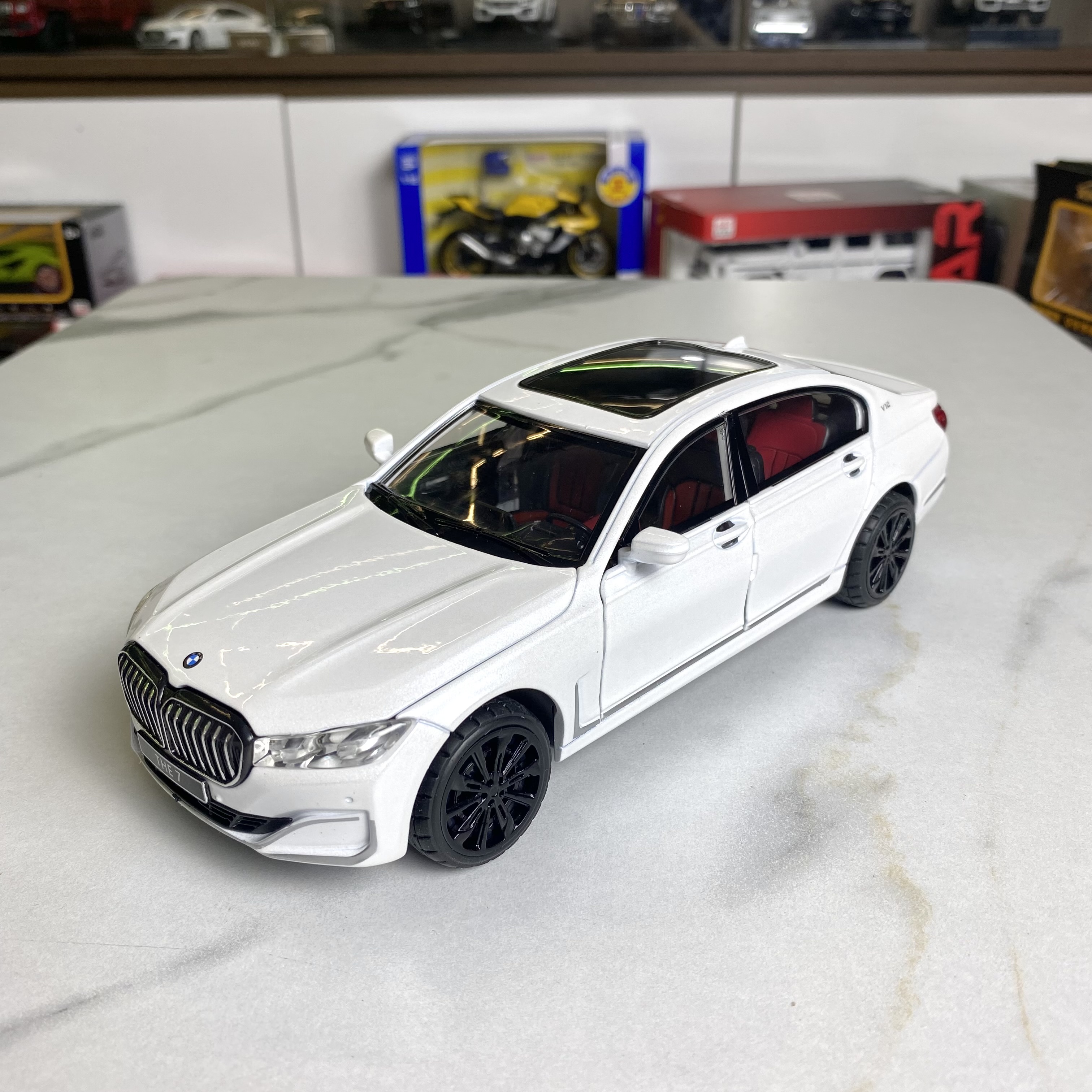 Mô hình xe kim loại bmw 760li tỉ lệ 1:24 hãng chimei 3 màu
