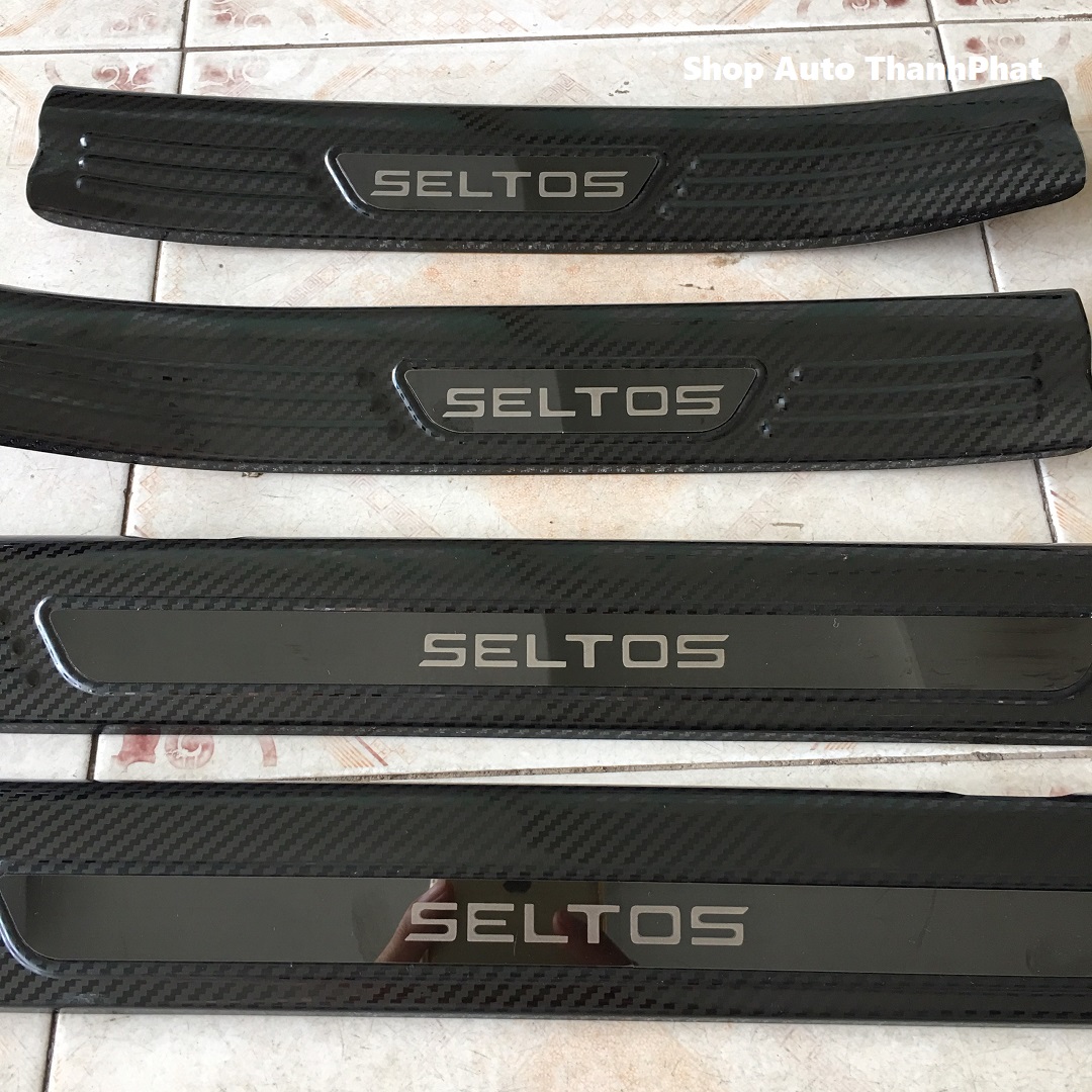 Ốp bậc cửa, bậc giẫm carbon trong cho Kia Seltos chất liệu cao cấp 4 chi tiết