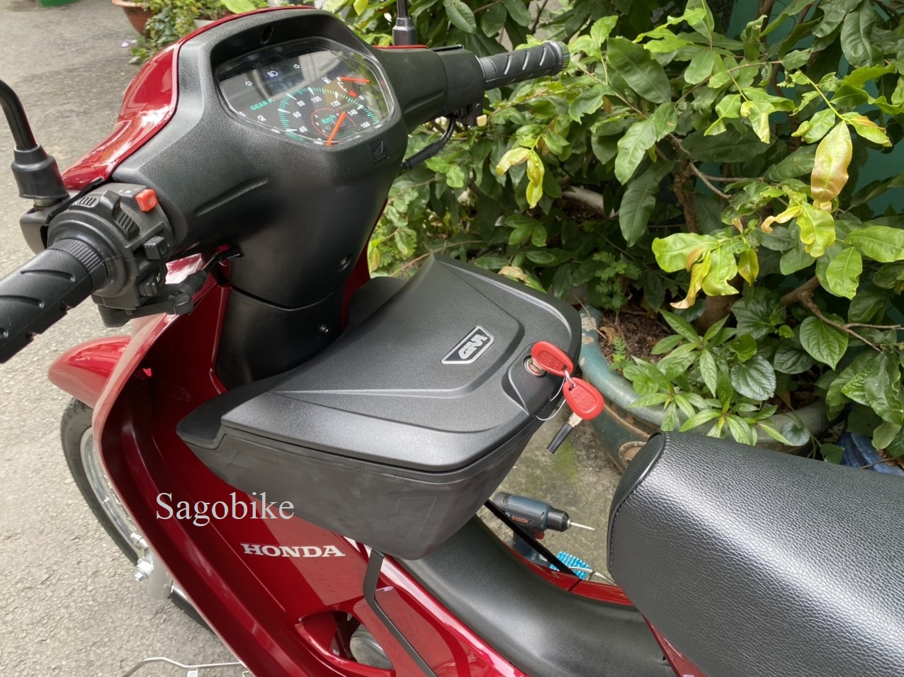 Thùng giữa Wave anpha mẫu Givi G10N kèm bát gắn