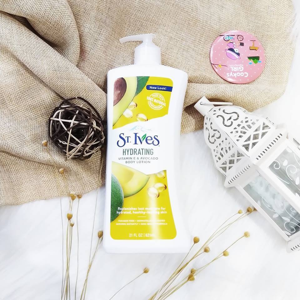 Sữa dưỡng thể dưỡng ẩm trắng da st.ives 621ml usa