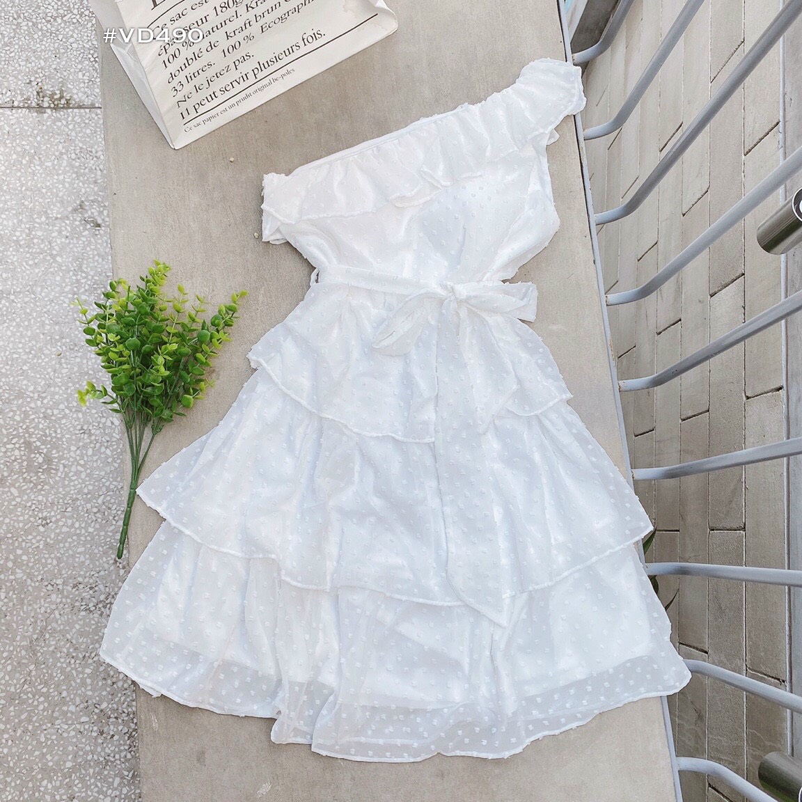 Đầm trắng voan bị lệch vai bèo tầng