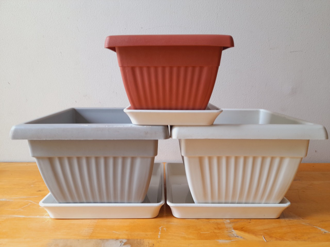 Chậu nhựa vuông vành để bàn văn phòng + tặng đế lót - size v160 x 140mm