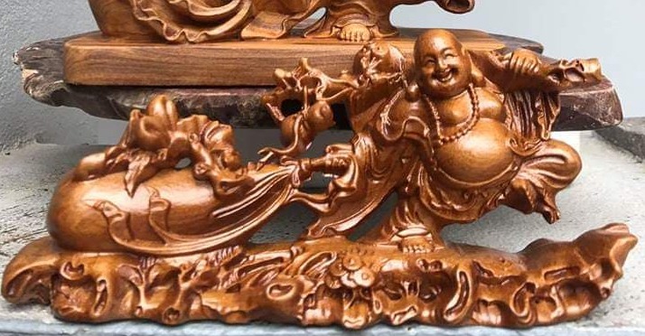tượng gỗ bách xanh phật di lặc kéo bao để xe , bà làm việc , phòng trưng bày, tượng phong thủy