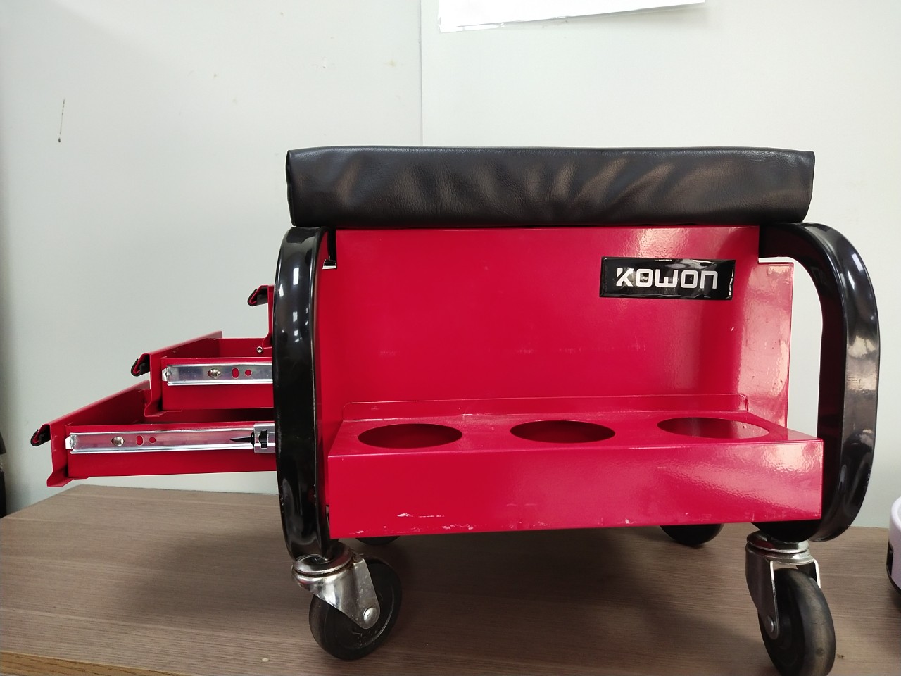 Tủ dụng cụ kiêm ghế KPD2016 thanh lý, có gỉ sét chỗ bánh xe và thanh trượt