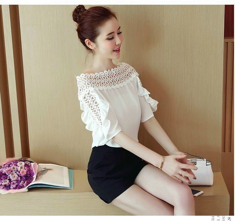 Áo kiểu nữ cổ trễ phối ren tay bèo