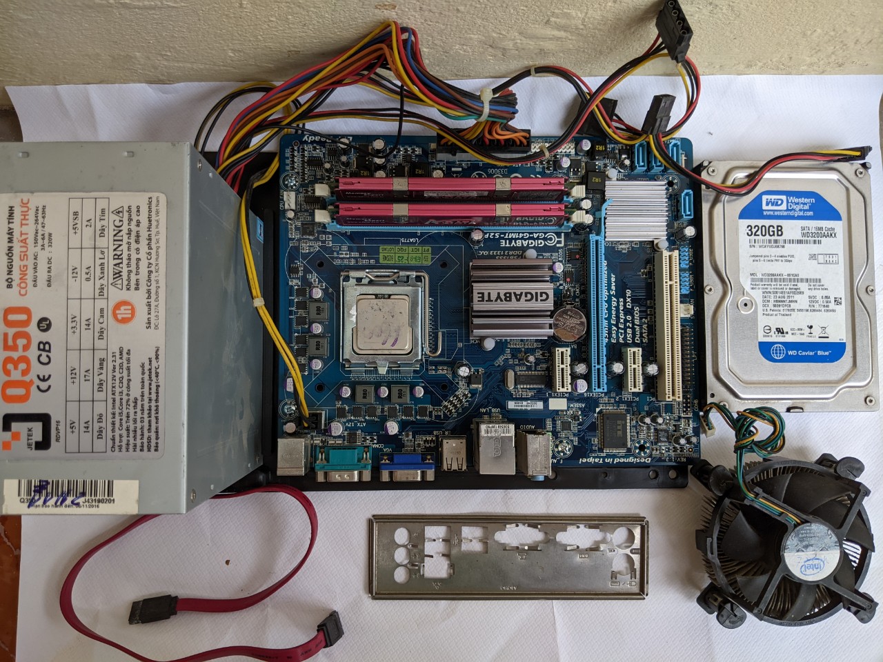 Combo main , ram, chip, nguồn ổ cứng ( đủ 1 bộ, cài sẵn win)