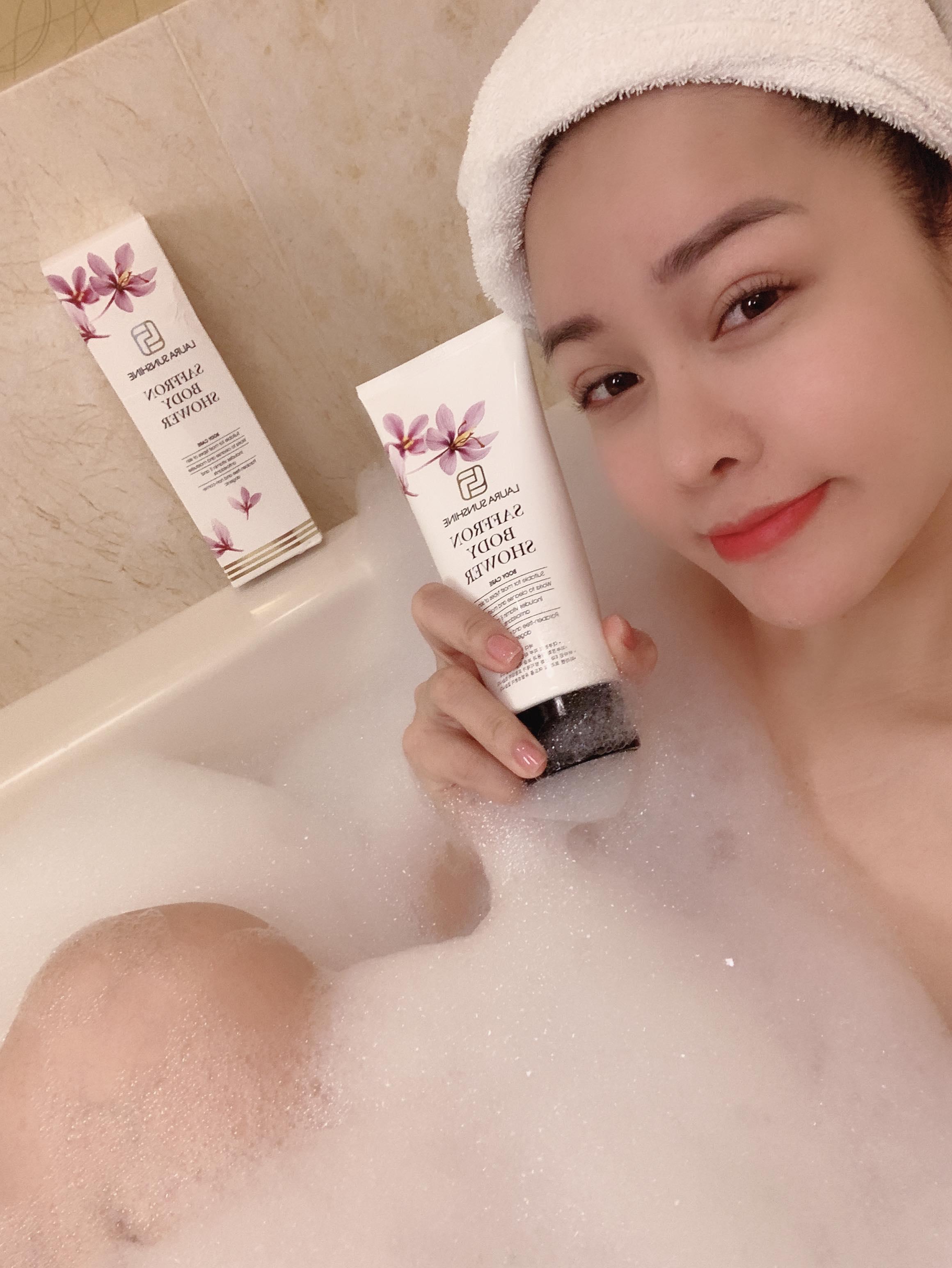 Sữa tắm Nhụy hoa Nghệ tây - Saffron Body Shower Laura sunshine Nhật Kim Anh