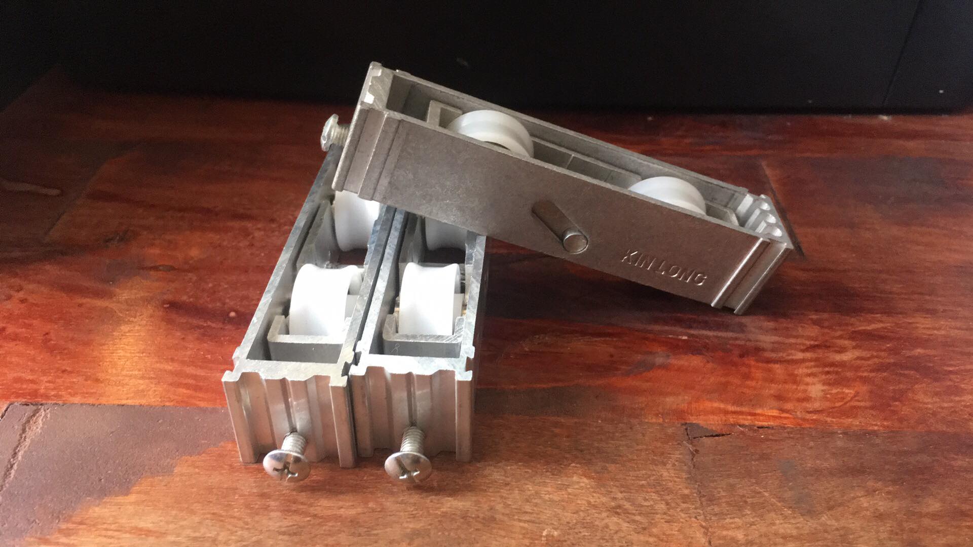 Bánh xe đôi cửa nhôm xingfa hệ 93