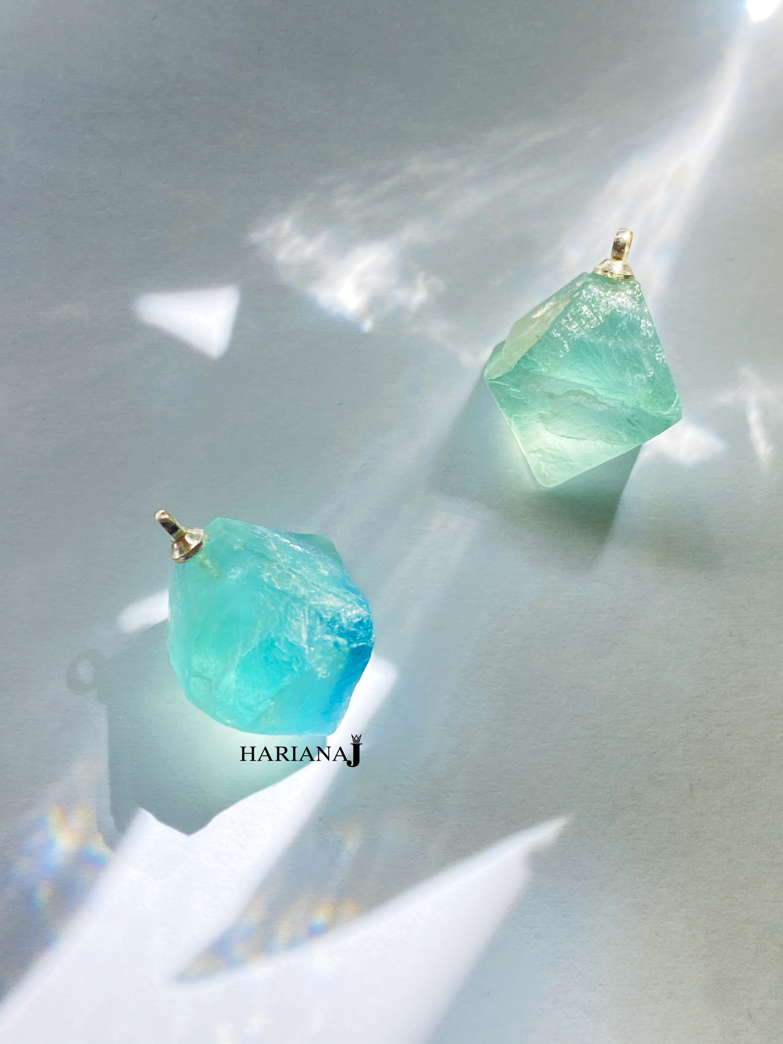 Mặt dây/charm đá thô Flourite khối hình thoi size L
