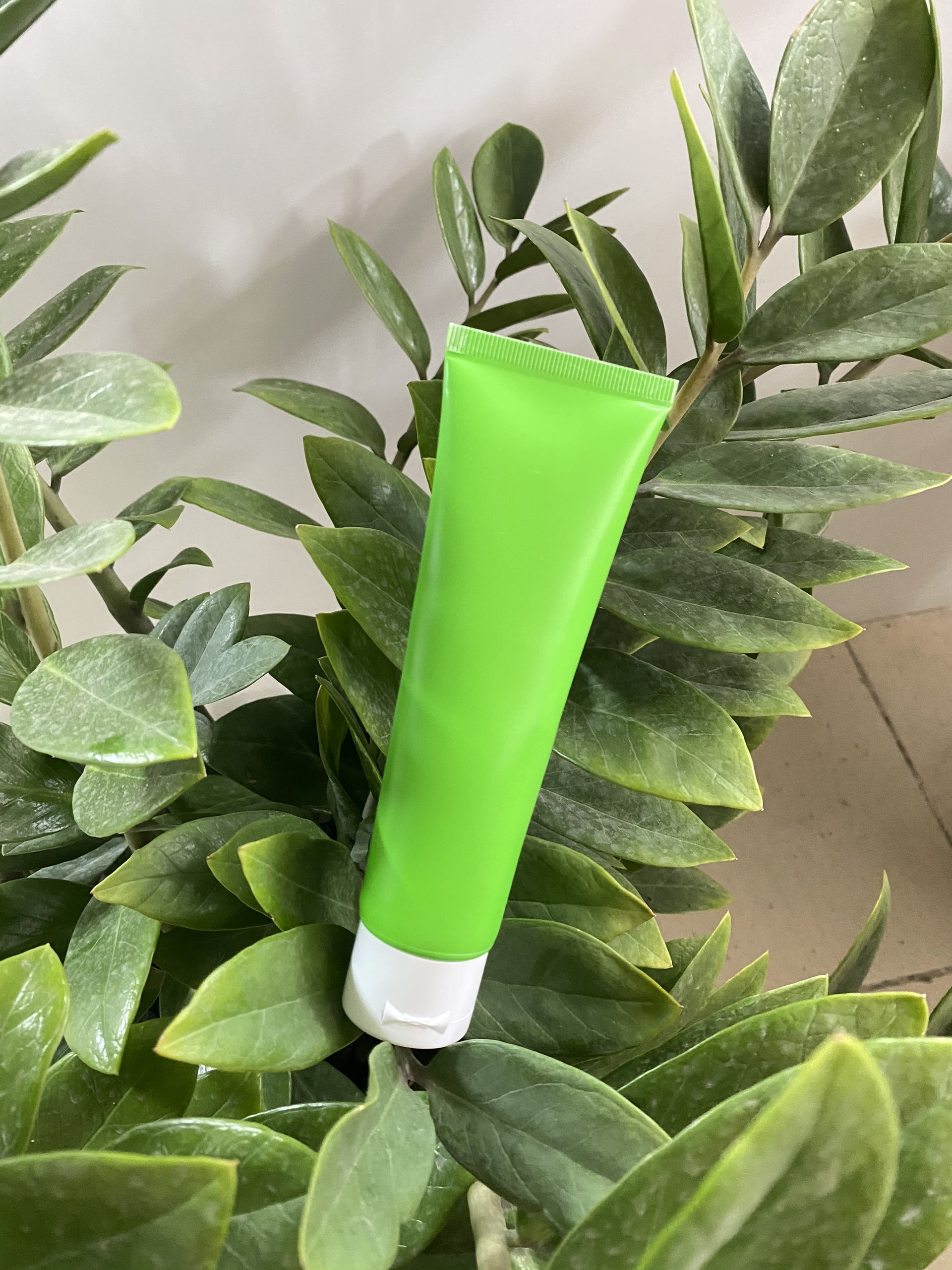 Tuýp nhựa nền xanh 80ml dùng để chiết mỹ phẩm