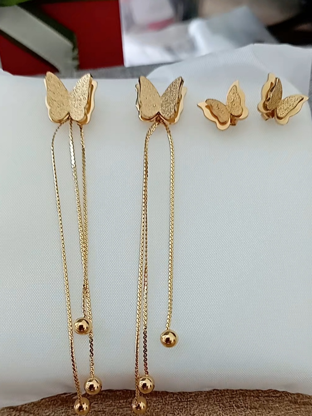 Bông tai titan mạ vàng bướm phun cát tòn ten