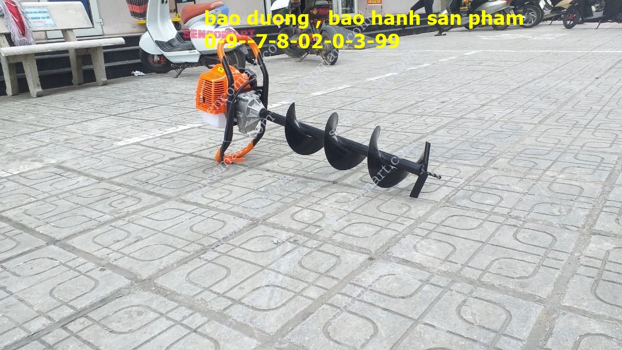 Máy khoan đất thành hố trồng cây