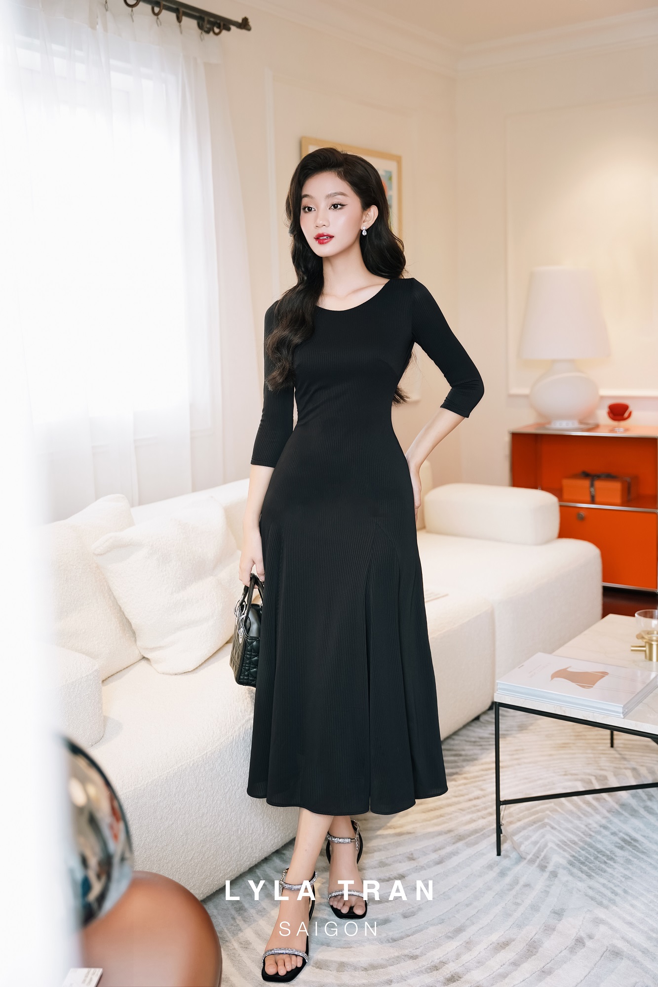 Đầm đen cổ tròn tay lở phom A thanh lịch