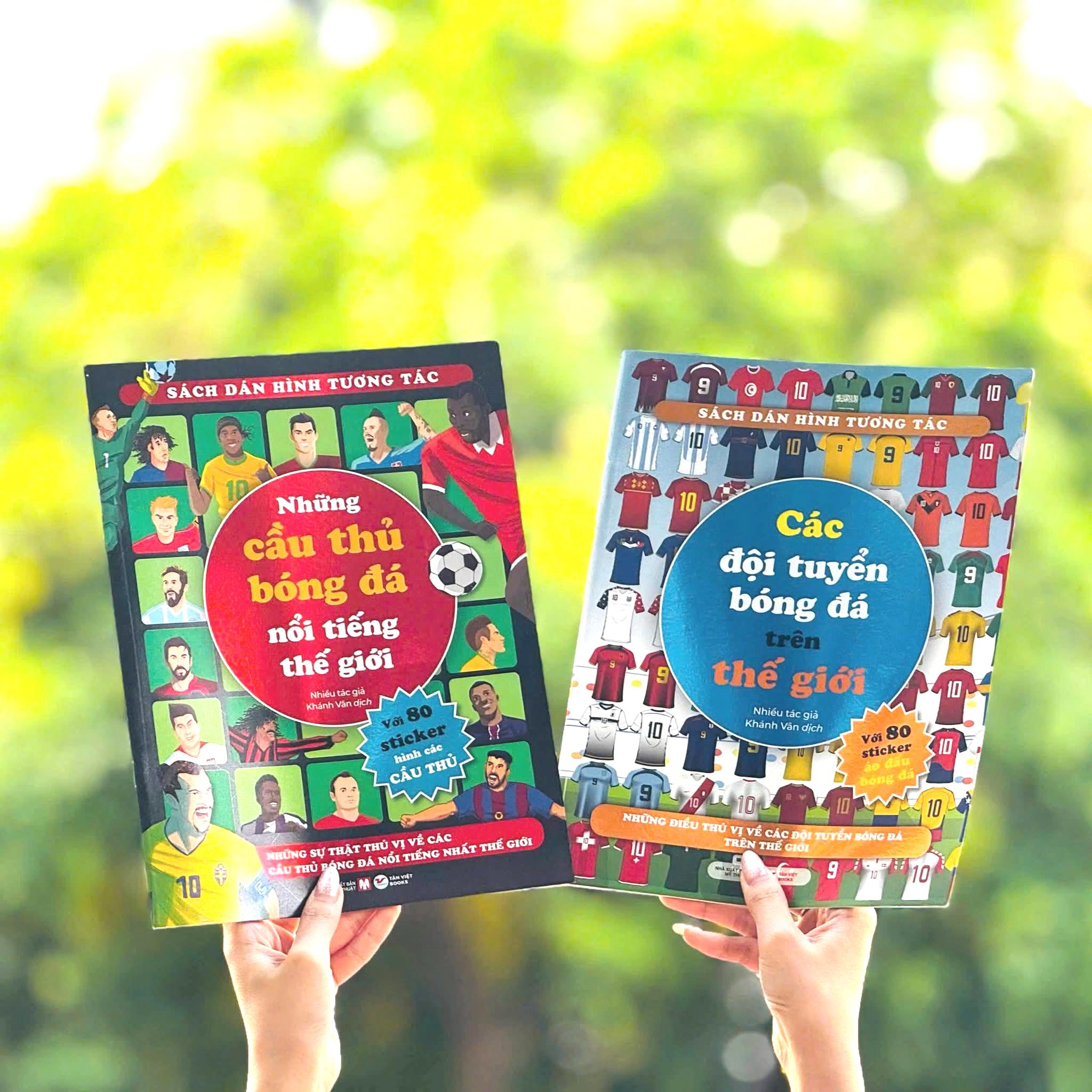 Combo 2 cuốn Sách Dán Hình Tương Tác: Những Cầu Thủ & Các Đội Tuyển Bóng Đá Nổi Tiếng (Tân Việt Books)