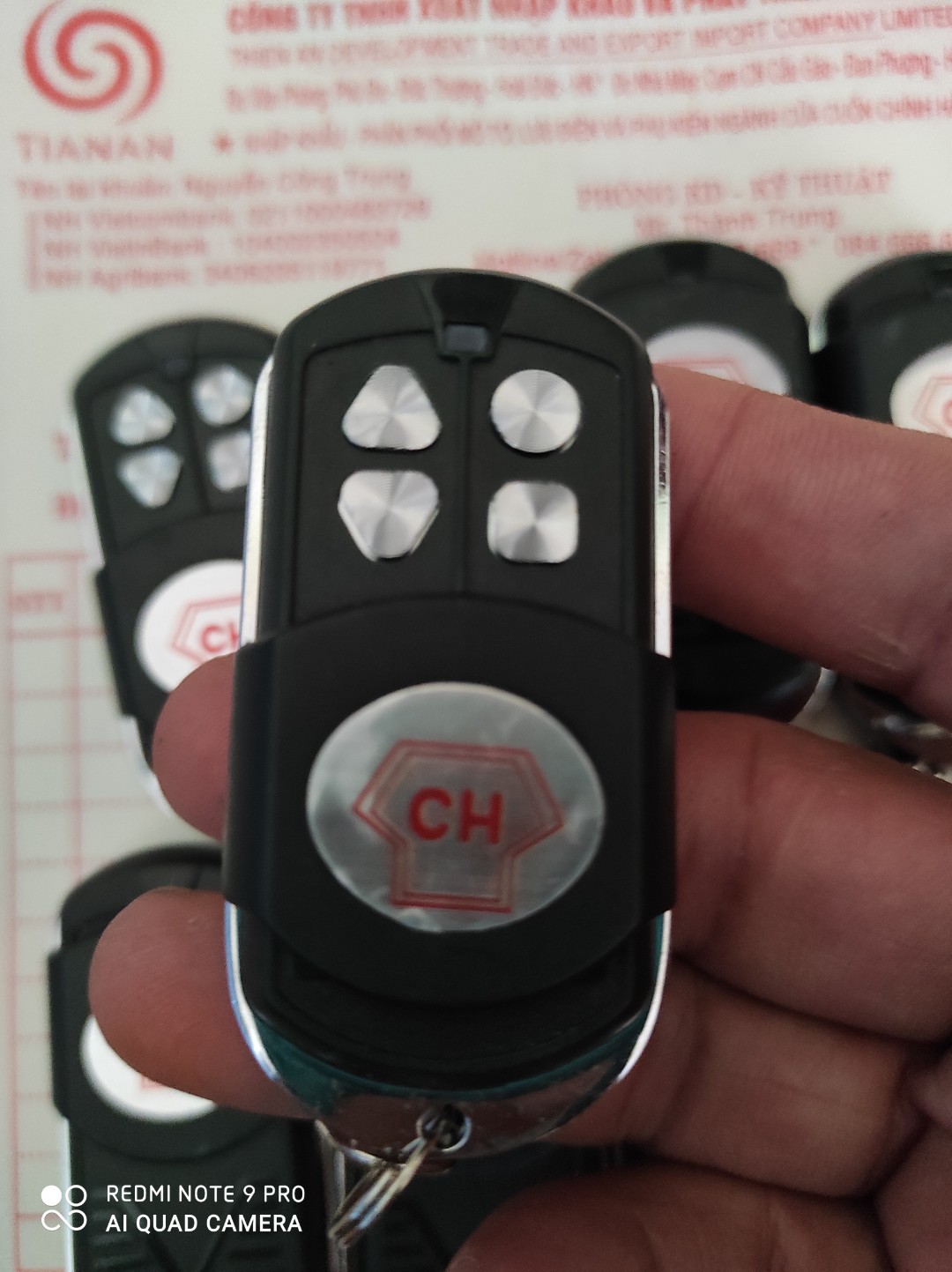 # Tay điều khiển cửa cuốn CH 365 mhz đèn đỏ Taiwan Đa năng thông minh