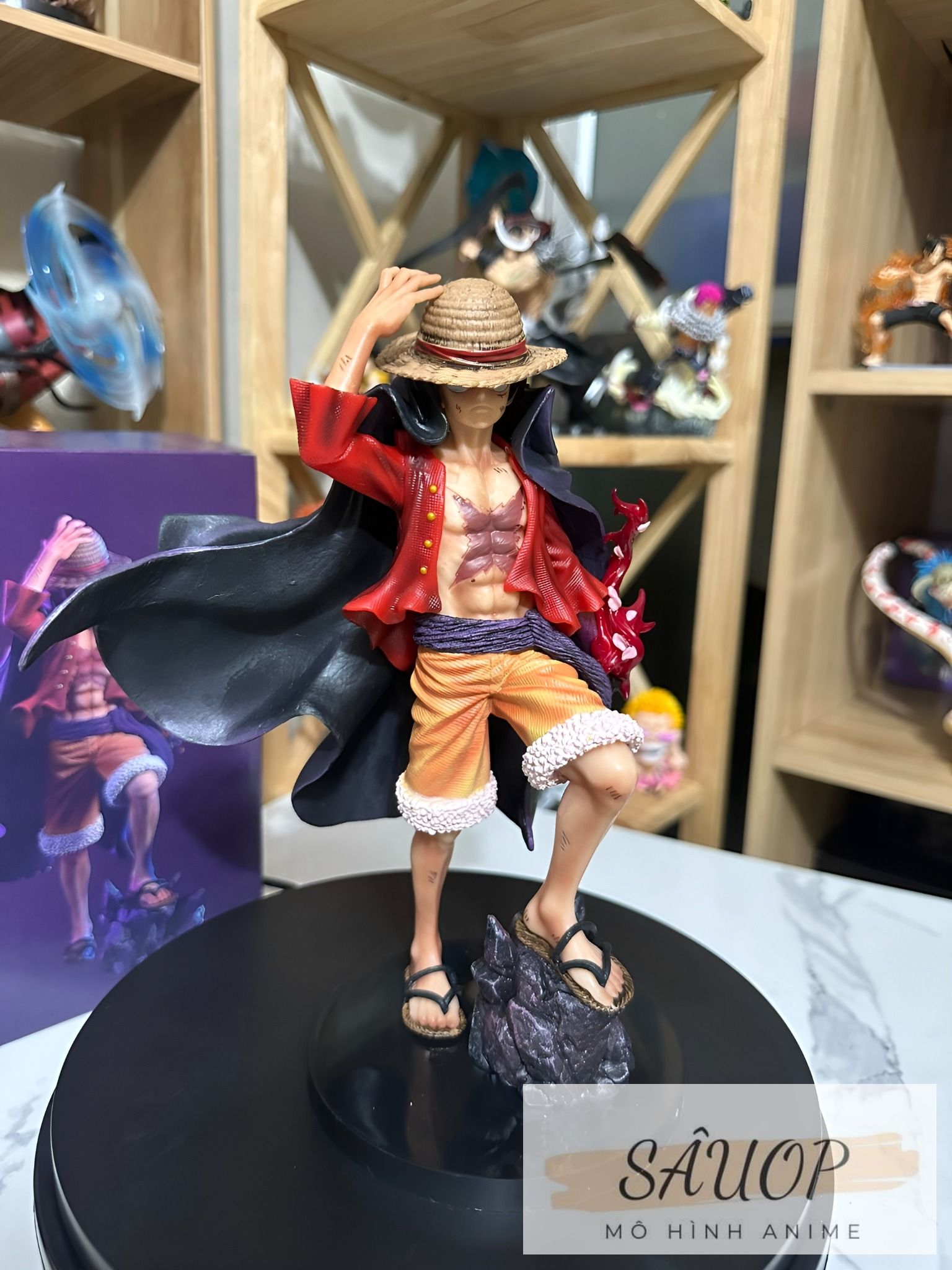Monkey D. Luffy tư thế đang bước lên để chiến đấu