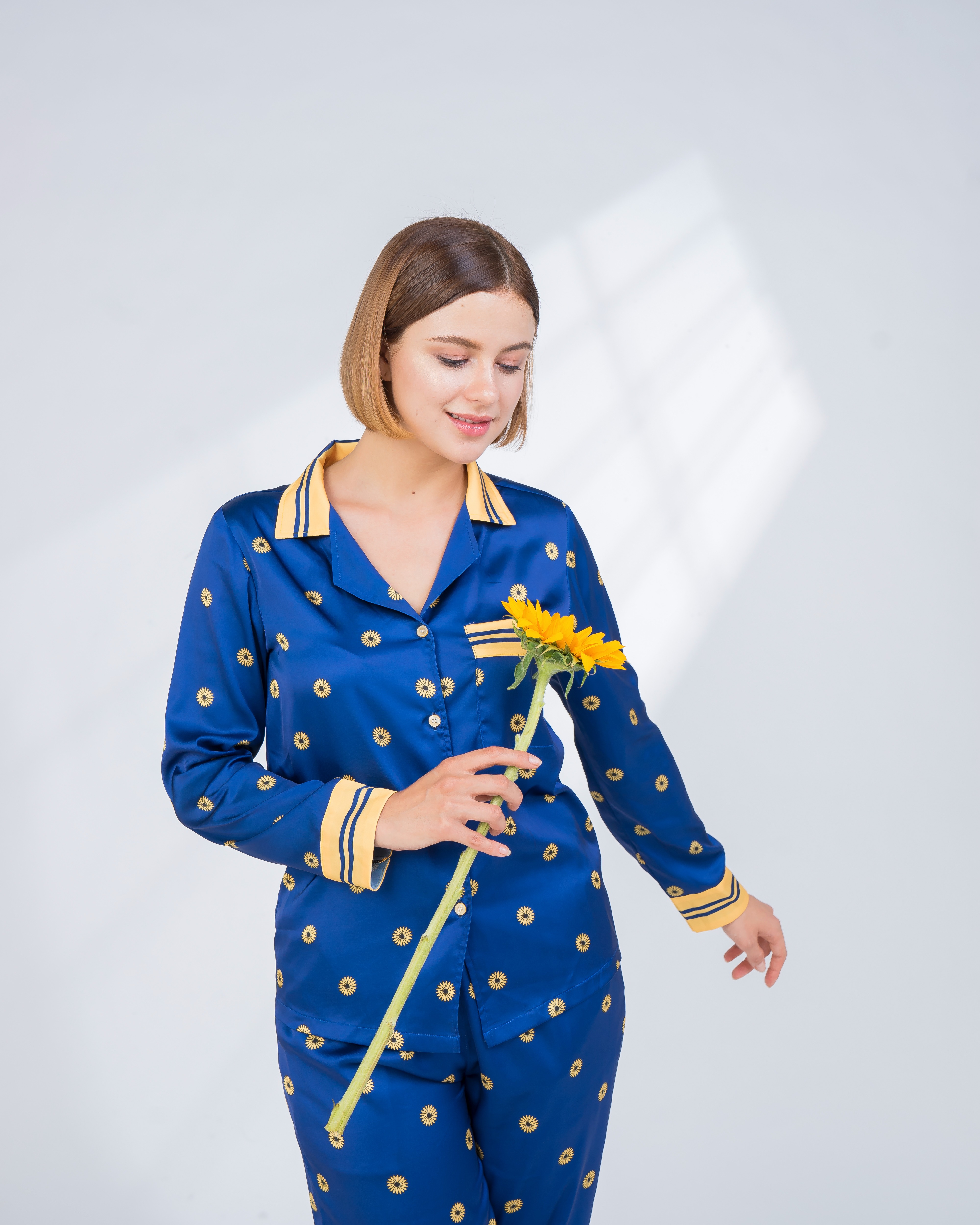 Bộ lụa dài hoa Daisy màu xanh dương D228