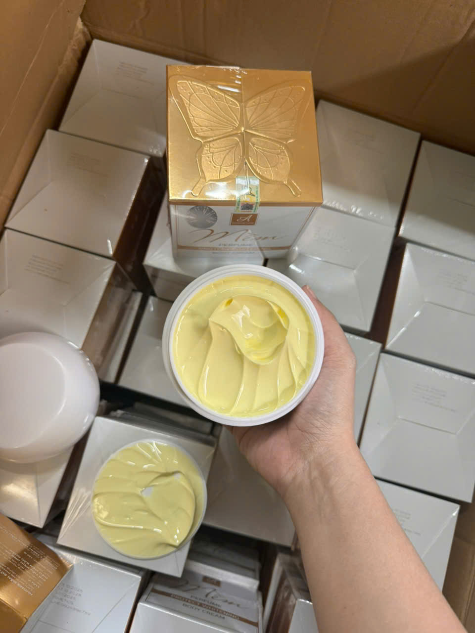 Kem body mềm chữ a cosmetics màu vàng mẫu mới body mềm Phương Anh chính hãng Perfume Protect Whitening Body Cream 150g