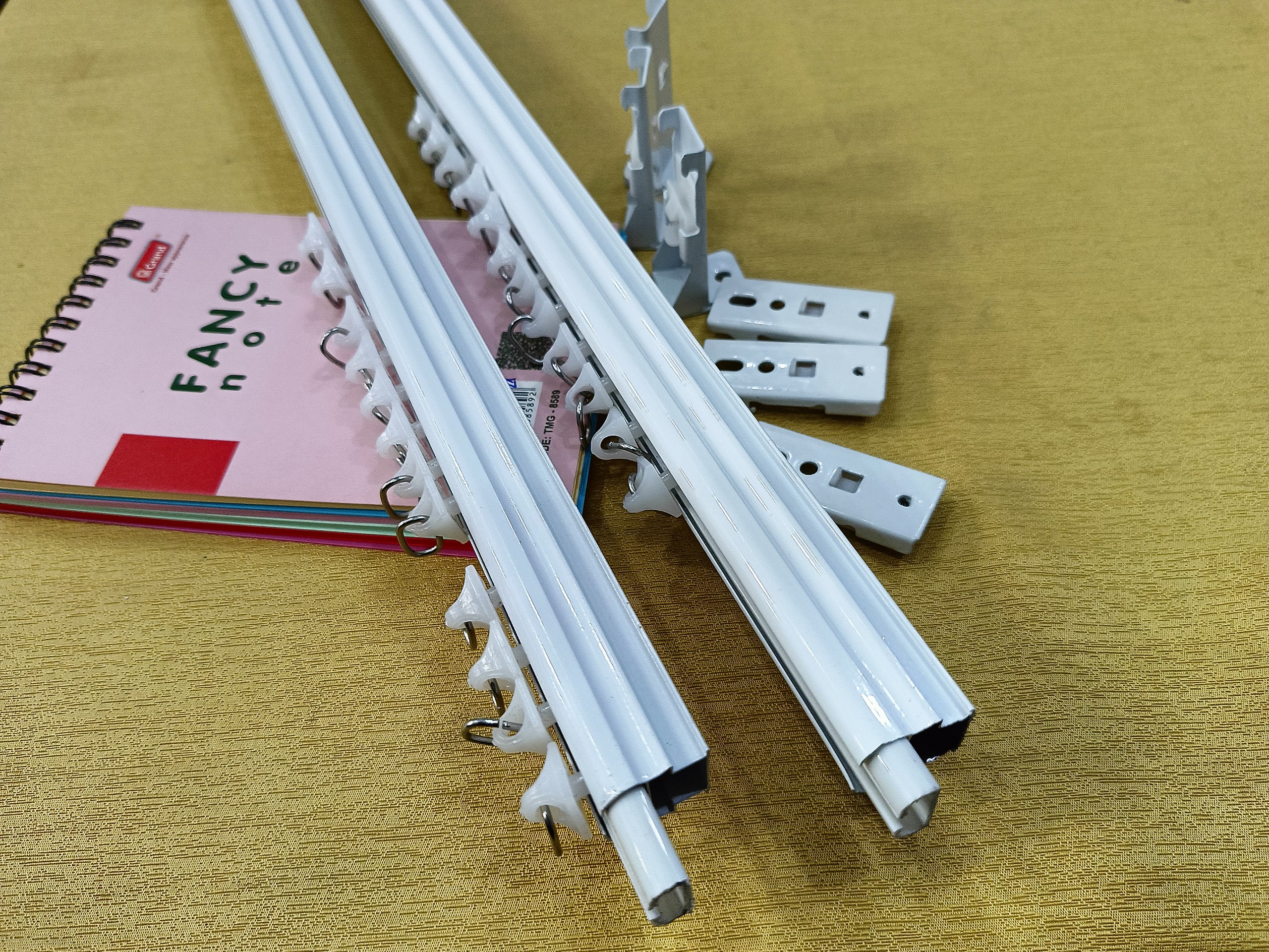 Thanh ray trượt rèm có lõi chống ồn đầy đủ phụ kiện cho rèm, màn cửa