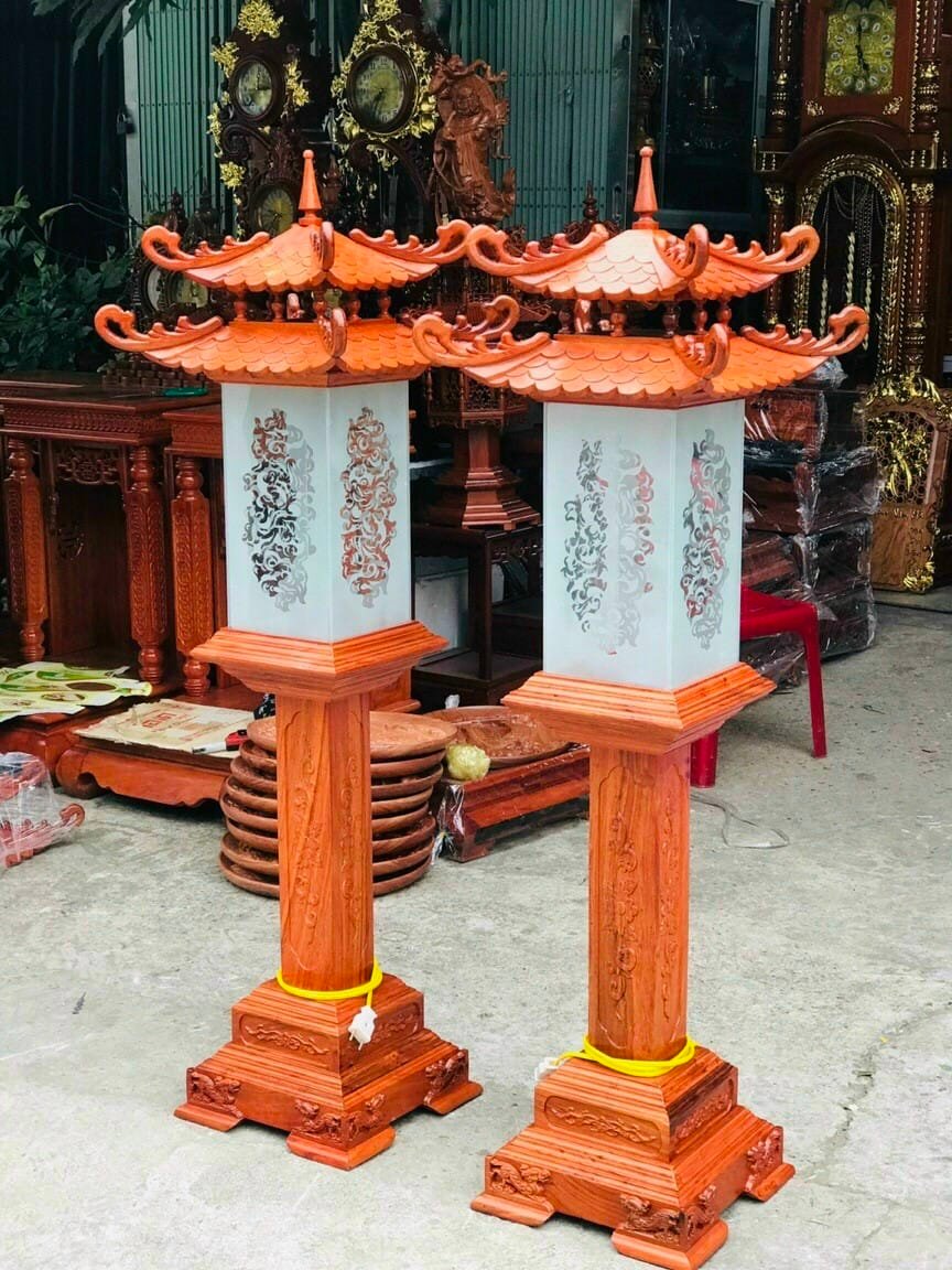 Cặp đèn thờ gỗ hương kích thước cao 127 cm đế ngang 30 cm.