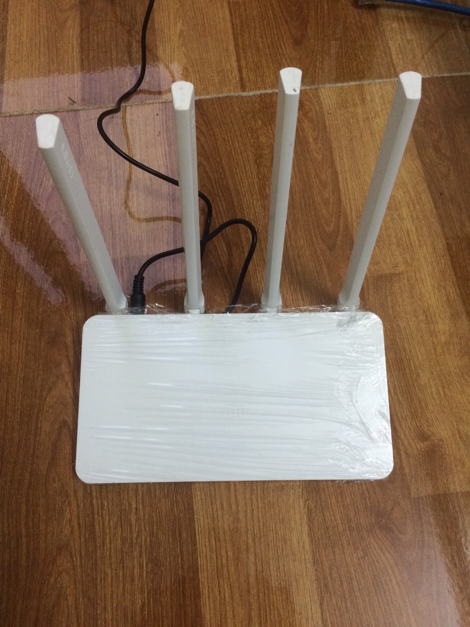 Bộ kích sóng wifi không dây 4 râu xuyên tường
