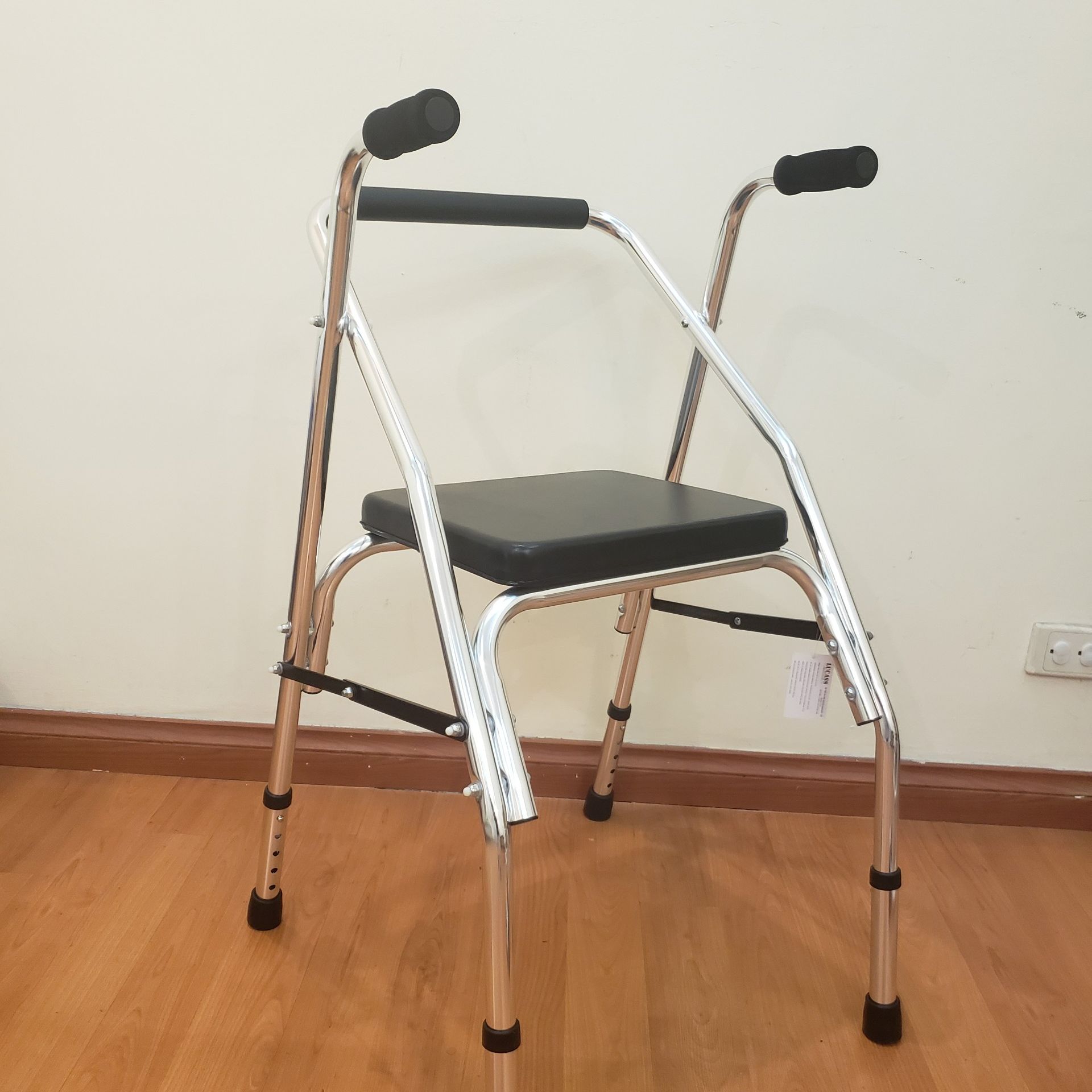 Khung tập đi có ghế ngồi lucass w9 ảnh thật