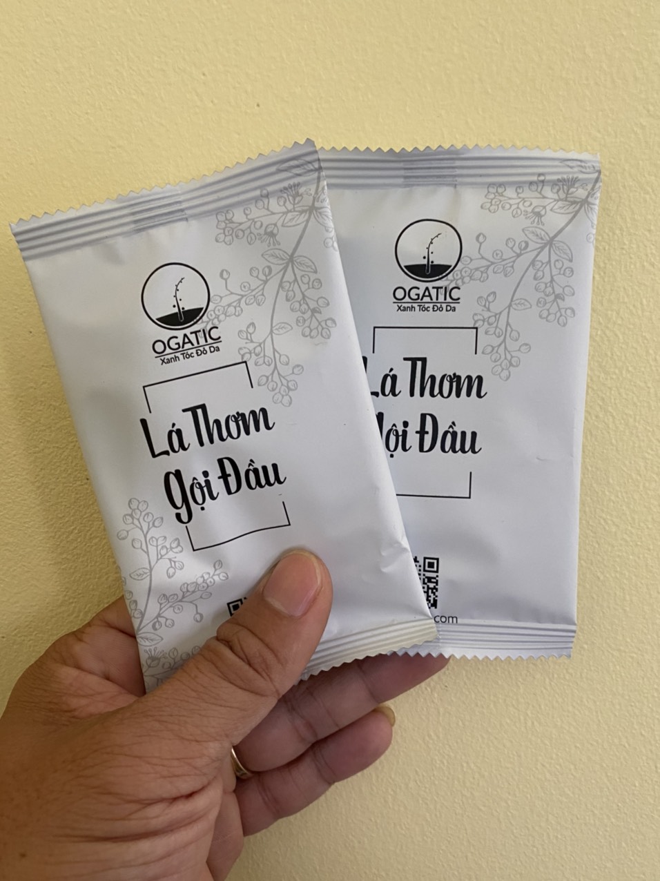 1 gói lá thơm gội đầu ogatic.