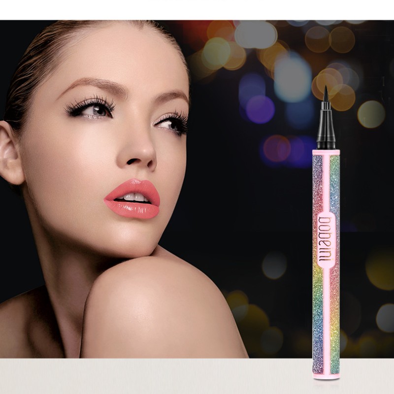 Bút kẻ mắt dạng lỏng màu đen chống thấm nước và không bị nhòe