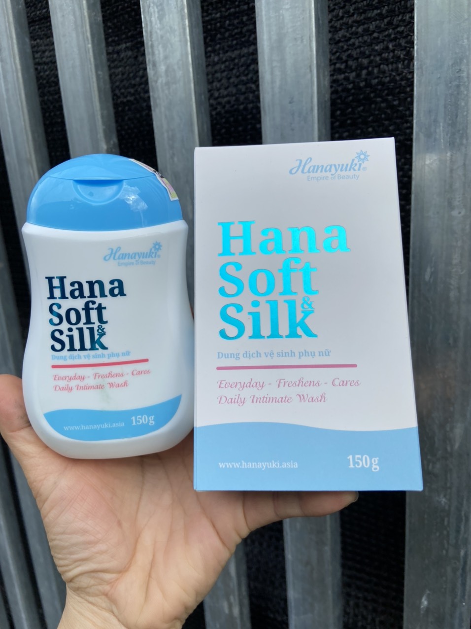 Dung dịch vệ sinh phụ nữ Hana Soft & Silk