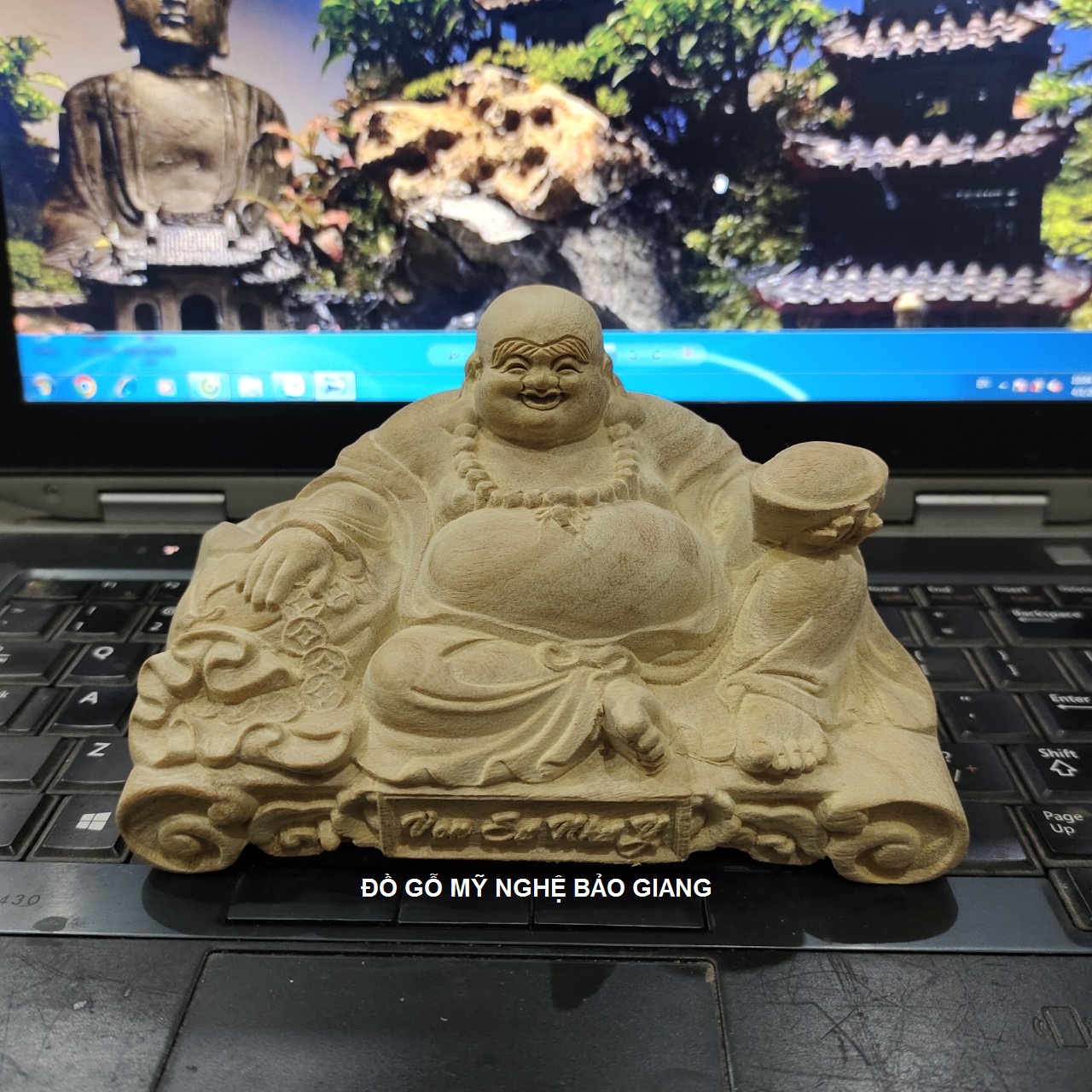 Tượng phật di lặc để ô tô gỗ xá xị