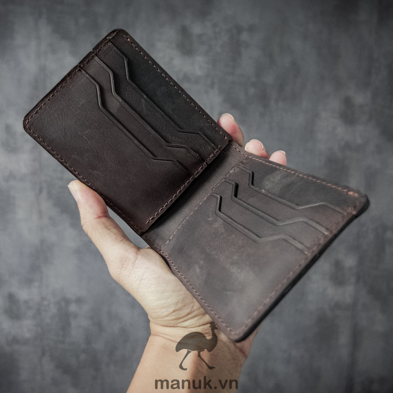 Ví da nam, da bò sáp ngựa điên màu nâu đen Manuk Leather