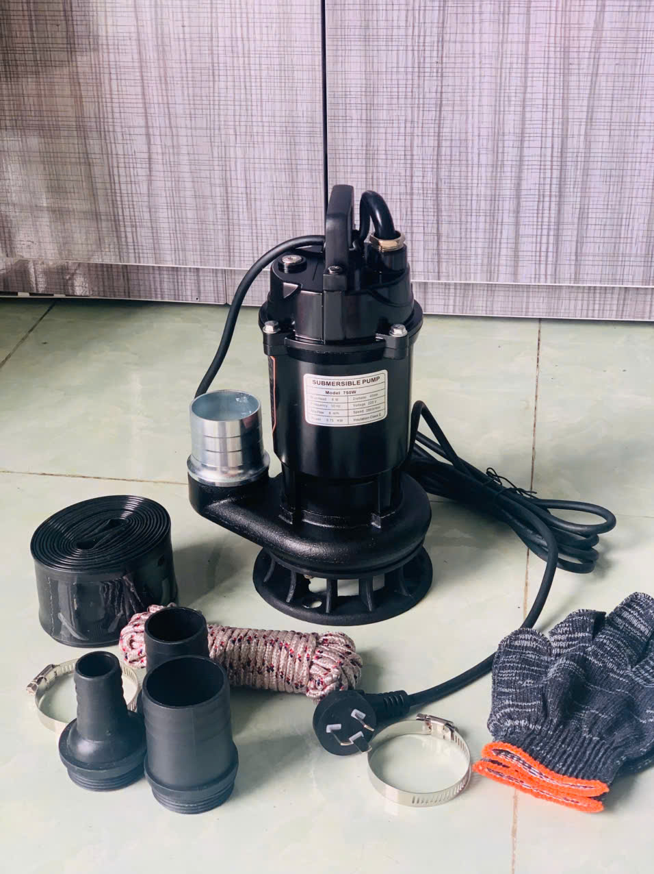  Cắt rác  Máy bơm nước chìm cắt rác bơm nước thải 750W  máy bơm tõm dây đồng.Bảo hành 6 tháng 