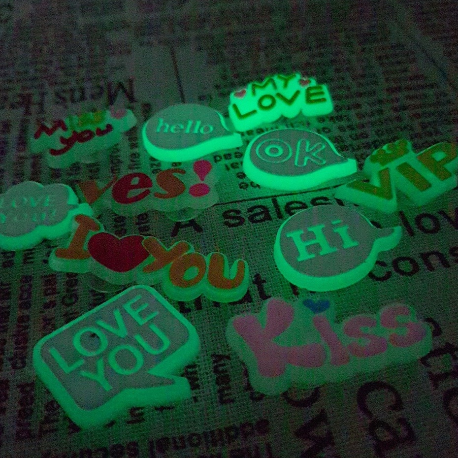 Sticker Jibbitz phản quang tự phát sáng dạ quang gắn dép sục/ duet nữ