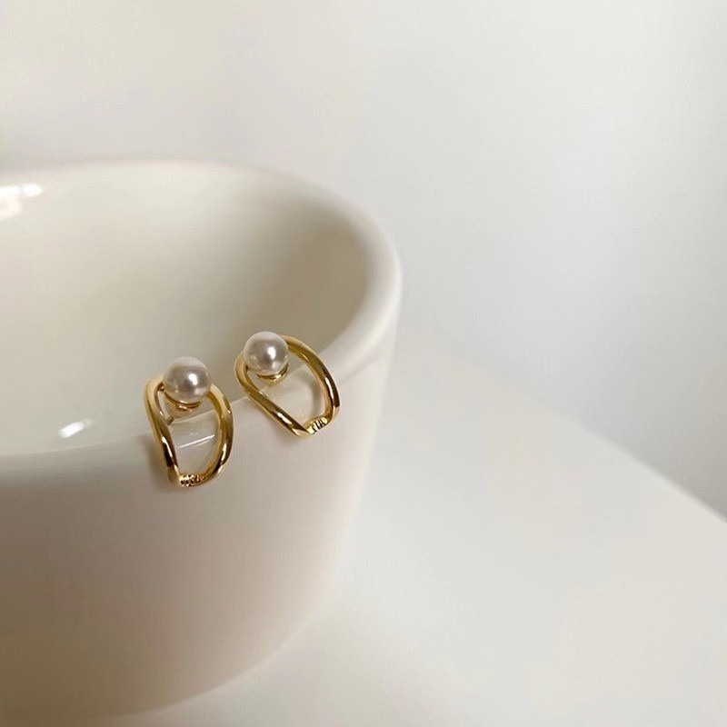 Bông tai nữ Hàn Quốc cute WELLFIT HT016 khuyên nụ hình chữ V bằng hợp kim màu vàng gắn ngọc trai nhân tạo chuôi bạc S925 không dị ứng